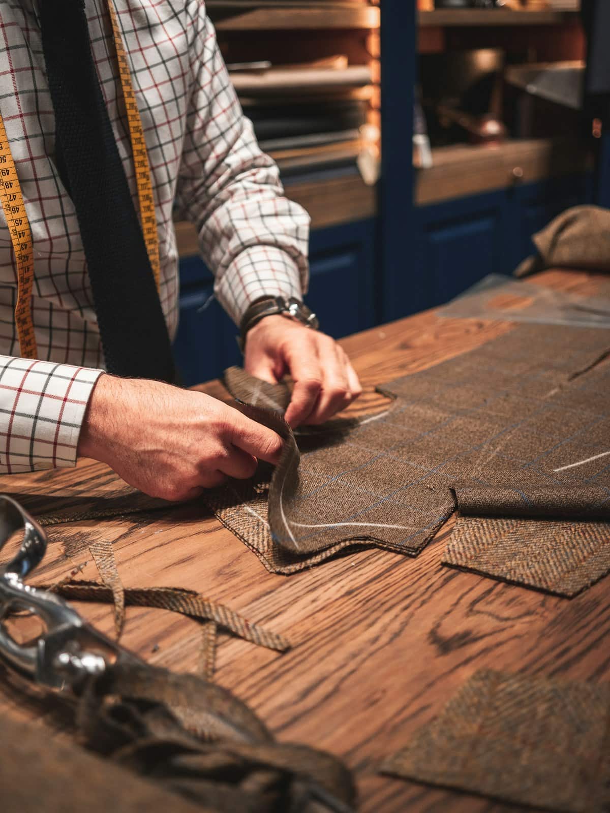 Tailor shaping cloth pieces for a bespoke garment